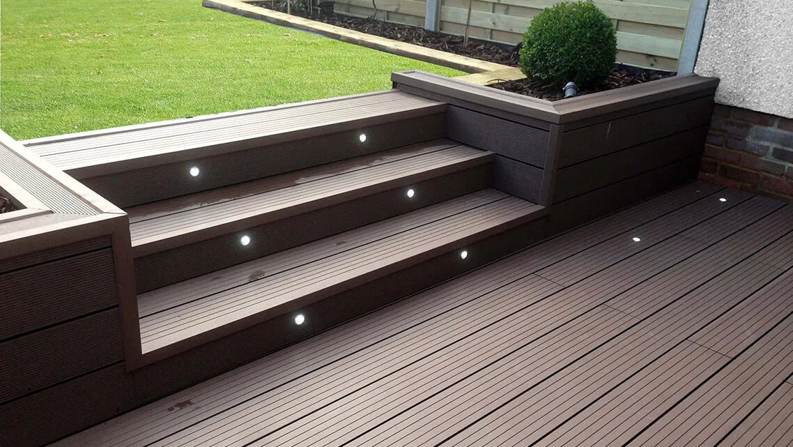 Лестницы и ступени из ДПК: почему стоит выбрать древесный-композит